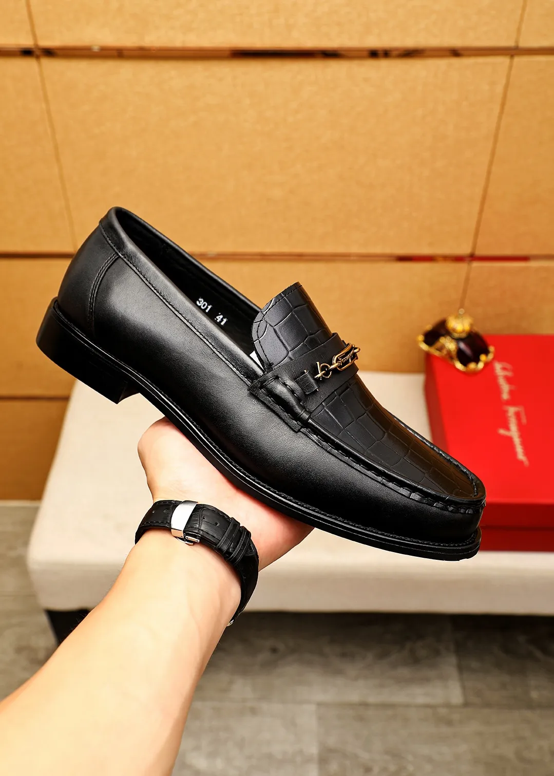 Men's shoes 💰442 💐 Product trademark: Ferragamo "Ferragamo" casual leather shoes Regular size: 38-44 (45.46🉑️customized) Product materials: Selected imported first-layer calfskin embossed upper + classic hardware buckle, imported water-dyed cow leather lining. Strong three-dimensional visual effect, combined outsole Color: 1⃣️color optional